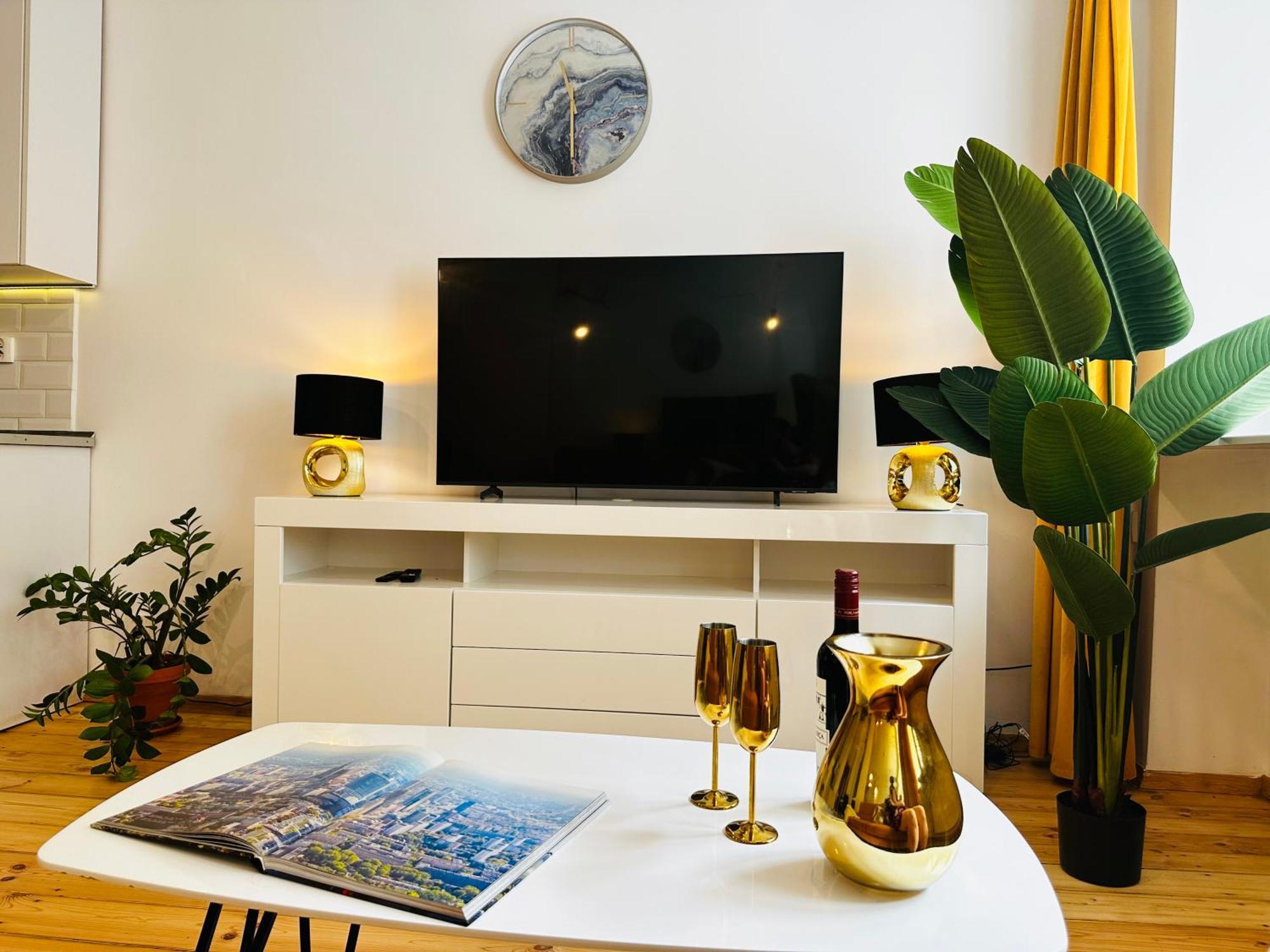Luxury 4-Bedroom Apartment In Centre - Self-Check In & Fast Wifi Warsaw Exterior photo